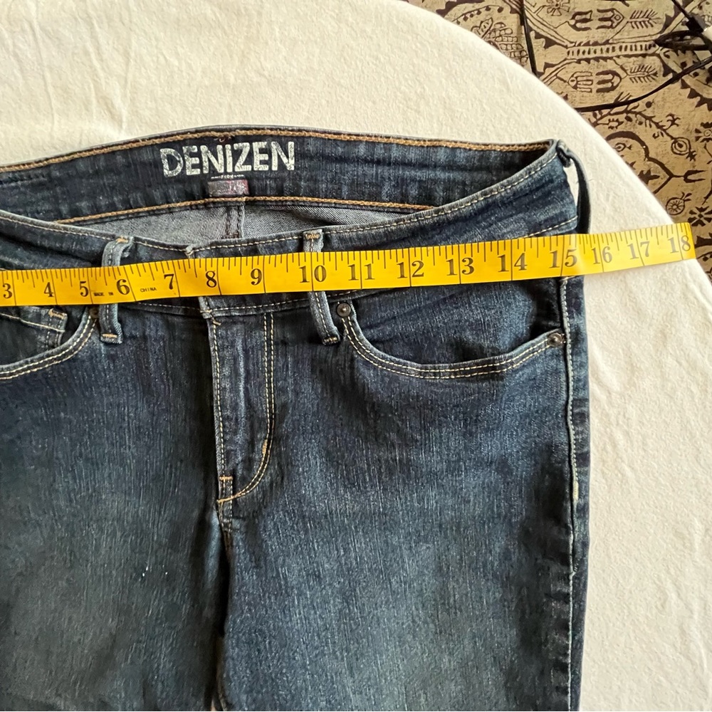 Capris/ size 4 / Denizen/ blue color in the first picture is not correct - Picture 4 of 6